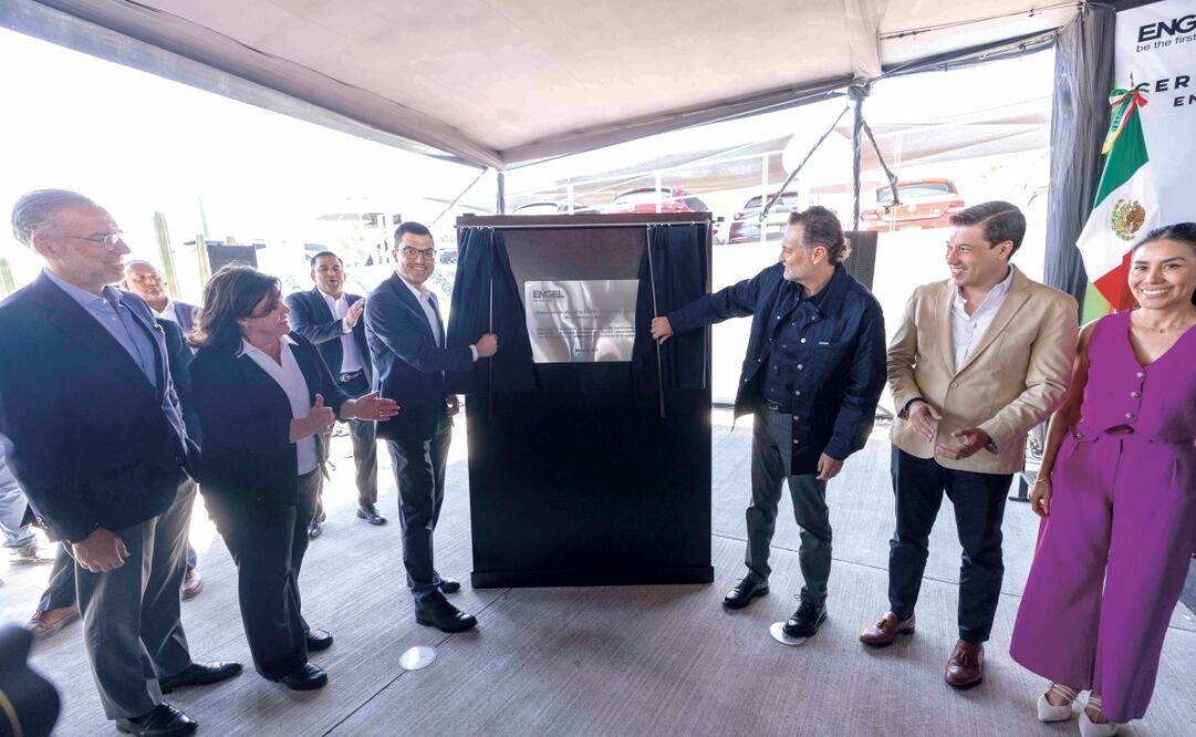 El gobernador queretano Mauricio Kuri (der.), reiteró que la entidad es una tierra de oportunidades. Foto: Especial