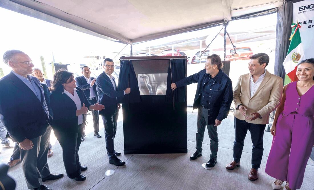 El gobernador queretano Mauricio Kuri (der.), reiteró que la entidad es una tierra de oportunidades. Foto: Especial