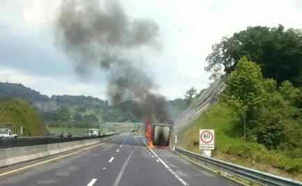Reportan tráiler incendiado en carretera de Veracruz