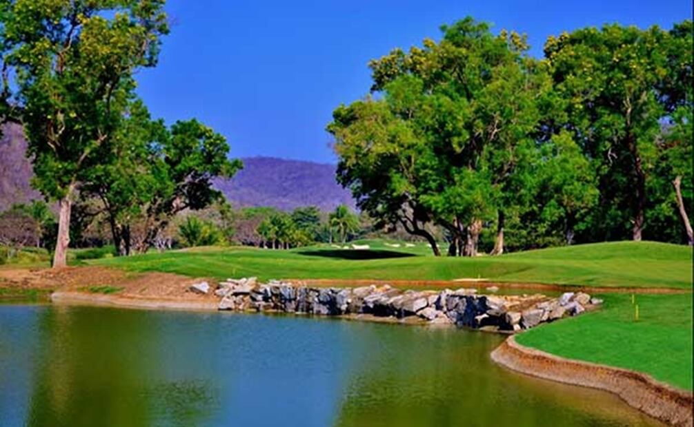 Cuenta con 72 hectáreas, así como tres lagos y tiene 18 hoyos con 6 mil 851 yardas. Foto: Bahías de Huatulco
