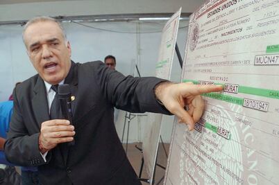 Se confrontan por acta de nacimiento