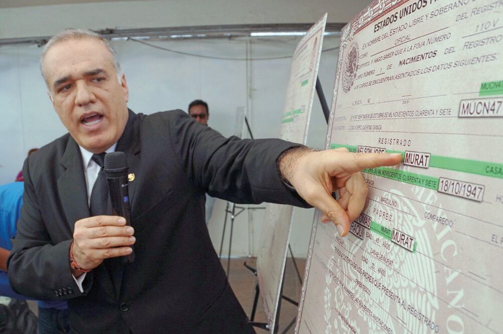 El vocero de la coalición PRD-PAN al gobierno de Oaxaca, Jaime Bolaños Cacho, mostró presuntas pruebas de que Alejandro Murat Hinojosa presentó un acta de nacimiento supuestamente falsa (EDWIN HERNÁNDEZ. EL UNIVERSAL)