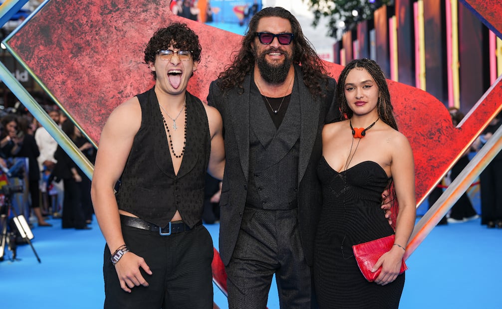 Nakoa-Wolf Momoa, Jason Momoa y Lola Iolani Momoa posan para los fotógrafos.
Foto de Scott A Garfitt//Invision/AP.