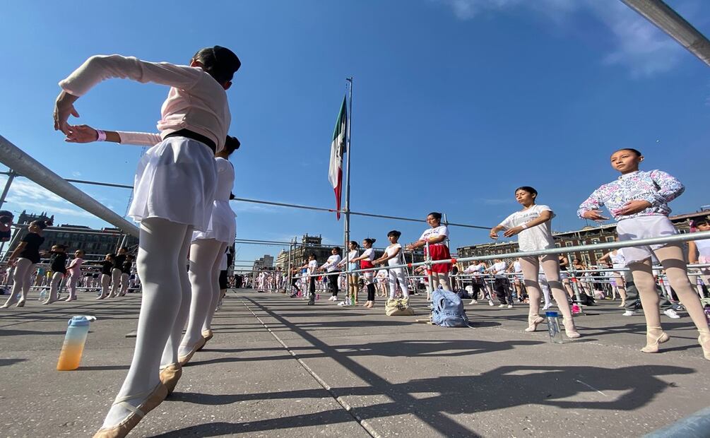 Clase masiva de ballet en el Zócalo de la CDMX. Foto: Alberto Acosta