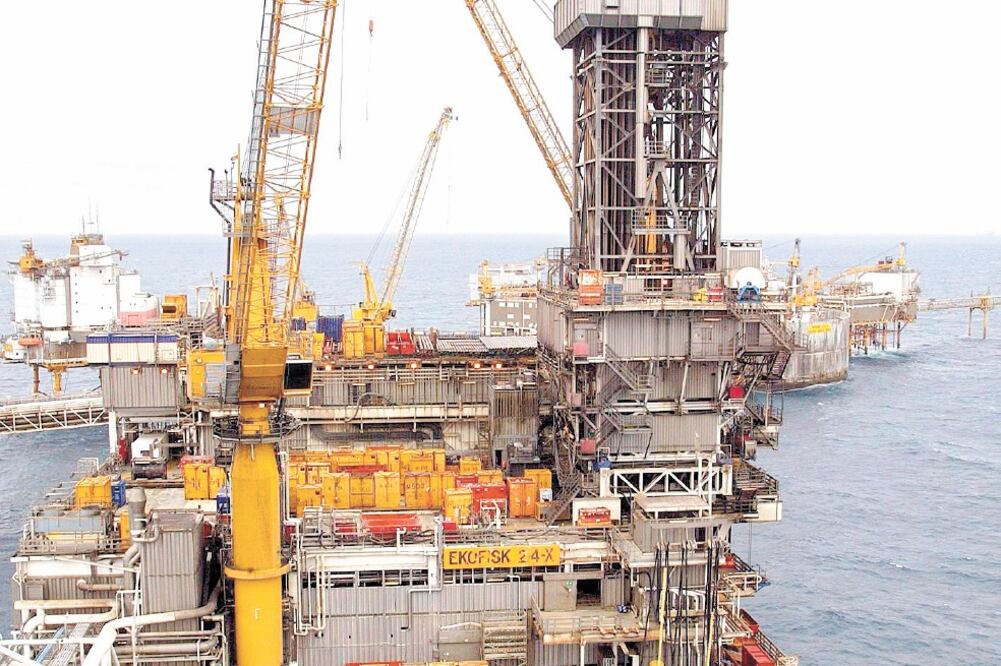 Consecuencia. Los ingresos petroleros fueron inferiores en 145 mil 800 mdp por la baja en la plataforma de producción y ventas de Pemex. Foto/ARCHIVO EL UNIVERSAL