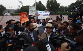 Aspirantes seleccionados de la UNAM protestan en Rectoría; "que se respeten nuestros resultados", exigen
