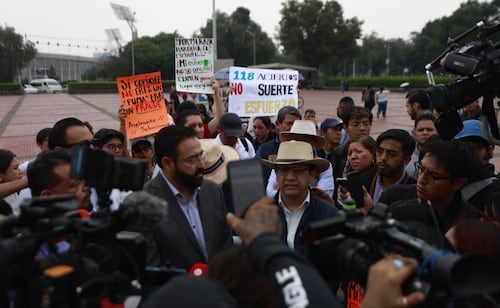 Aspirantes seleccionados de la UNAM protestan en Rectoría; "que se respeten nuestros resultados", exigen