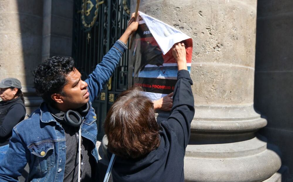 Grupo de colectivos contra las corridas de toros se manifiestan al exterior del congreso de la CDMX. Foto: Axel Sánchez/EL UNIVERSAL
