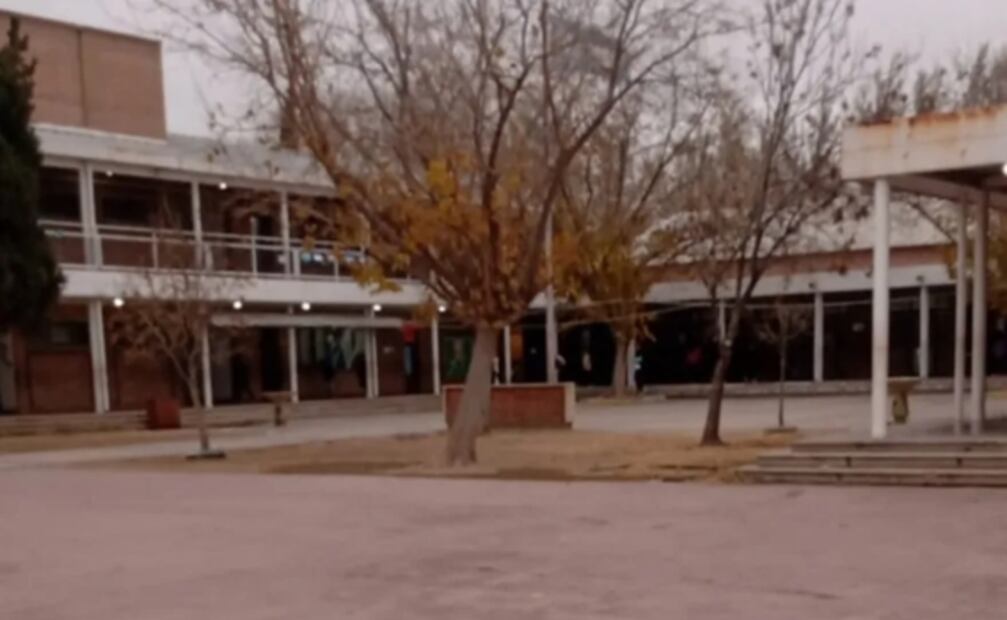 "Me dio clase de valores": maestra regala zapatos a alumno de escasos recursos y le sorprende la respuesta 