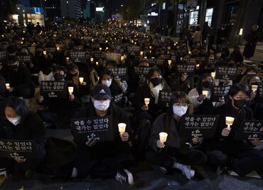 Miles lloran a víctimas de la tragedia en Seúl y piden dimisión del presidente