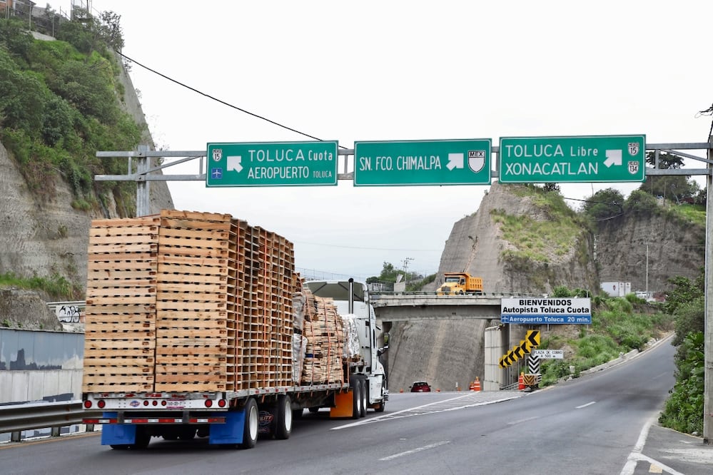 Autoridades ubican 20 puntos de riesgo para el paso del transporte de carga; la IP señala pérdidas anuales por 2 mil 200 mdp. Foto: Jorge Alvarado, Valente Rosas y Francisco Rodríguez /EL UNIVERSAL