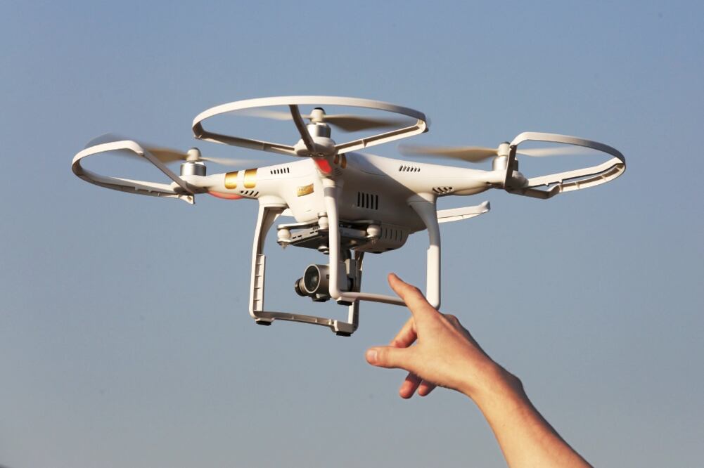 La priísta plantea que los usuarios de drones deberán contar con un certificado de la Dirección General de Aeronáutica Civil (ARCHIVO EL UNIVERSAL)