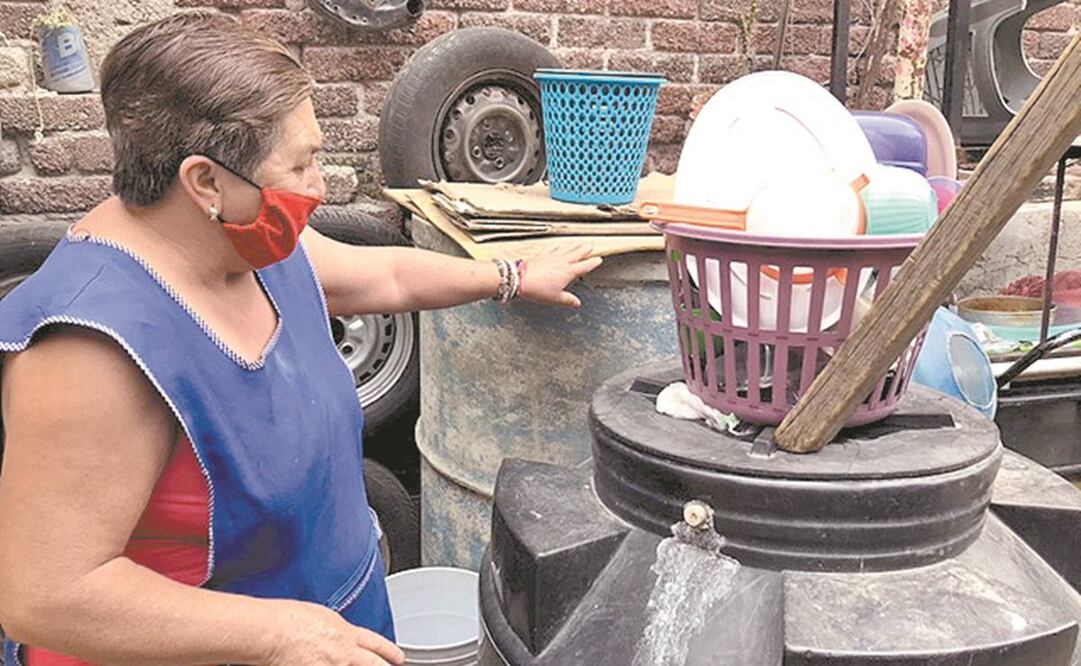 Esperanza Oceguera cuenta que espera cada jueves a que una pipa del Sistema de Agua Potable, Alcantarillado y Sanea-miento de Ecatepec (SAPASE) le llene un tinaco de mil litros, que le dura apenas unos días. Foto: Emilio Fernández. EL UNIVERSAL