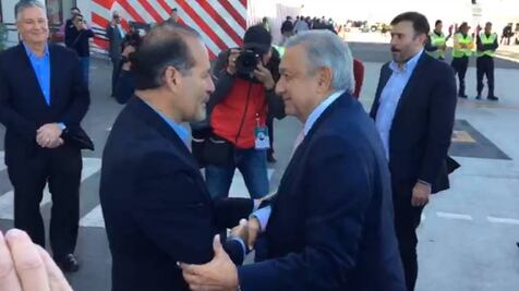Gobernador y empresarios reciben a AMLO en aeropuerto de Aguascalientes