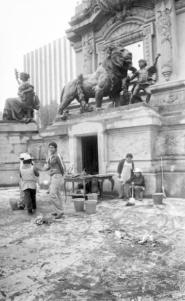 Limpieza del Ángel de la Independencia. Para los siguientes partidos de la selección, el monumento permaneció bloqueado. Foto: Archivo EL UNIVERSAL.