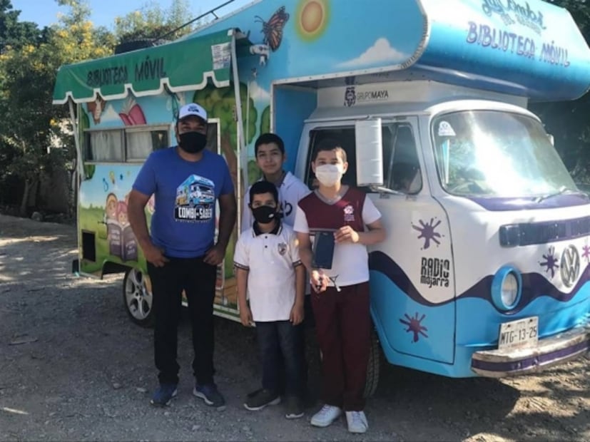 Dan premio a "El Profe de la combi" por ayudar a que niños sigan estudiando en Tamaulipas