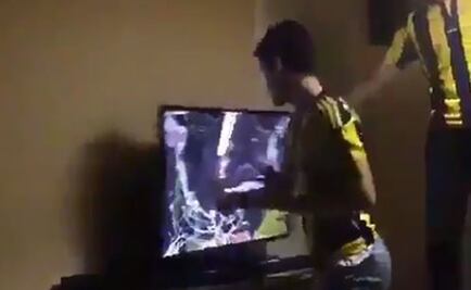 Aficionado del Fenerbahce destruye su televisor 