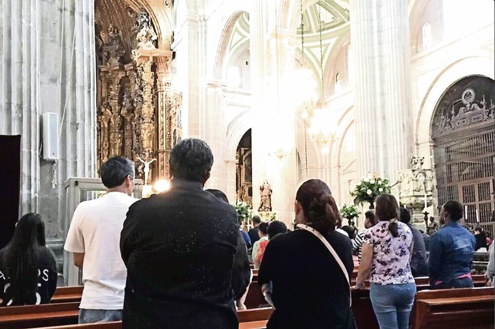 El jefe delegacional escribió en Twitter: “Mi esposa y yo venimos a la Catedral a orar, a pedirle a Dios y al Santo Niño de Atocha por Juan Pérez Martínez” (ESPECIAL)