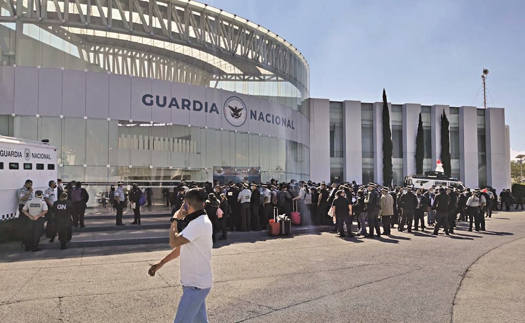 Más de 500 agentes de la GN relevados de las coordinaciones de Seguridad en Carreteras acudieron ayer a la Base Central de la corporación. Foto: Especial.