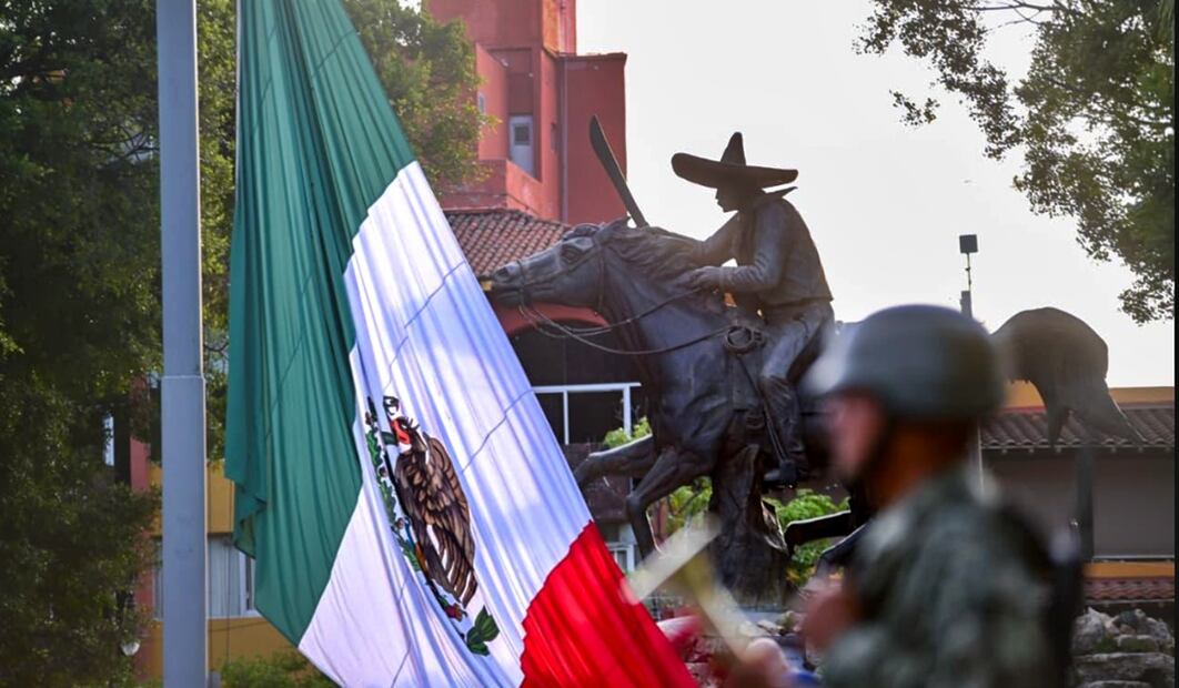 Ceremonia de izamiento de la Bandera a media asta en memoria de las víctimas de los sismos de 1985 y 2017. Foto: especial