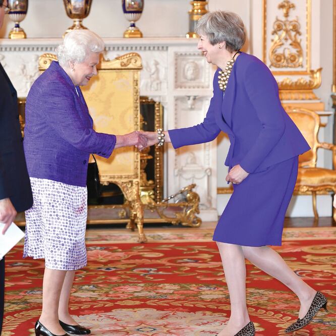 Encuentro. La reina Isabel II se reunió ayer con la premier británica, Theresa May, en el Palacio de Buckingham. DOMINIC LIPINSKI. REUTERS