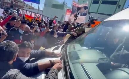 AMLO sale de evento en Tijuana entre protestas, apoyo y hasta un hombre que acostó en el cofre del auto presidencial