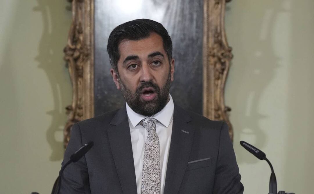 Humza Yousaf dimite como primer ministro de Escocia pocos días antes de que se enfrentara a dos votos de confianza en su liderazgo y gobierno. Foto:AFP