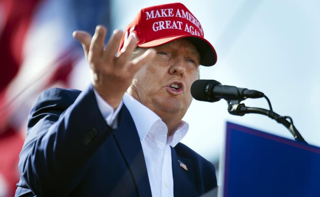 El expresidente Donald Trump habla desde el podio durante un mitin de campaña. Foto: AP