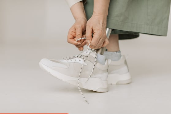 Los tenis accesibles pueden funcionar para uso ligero, pero en jornadas largas es donde se nota la diferencia frente a modelos más completos. Foto: Freepik
