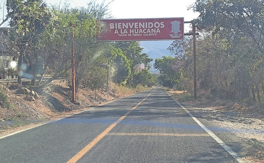 Por el acceso principal a La Huacana nadie ha salido y la localidad es considerada estratégica por su conexión al puerto de Lázaro Cárdenas. Foto: Manuel Espino