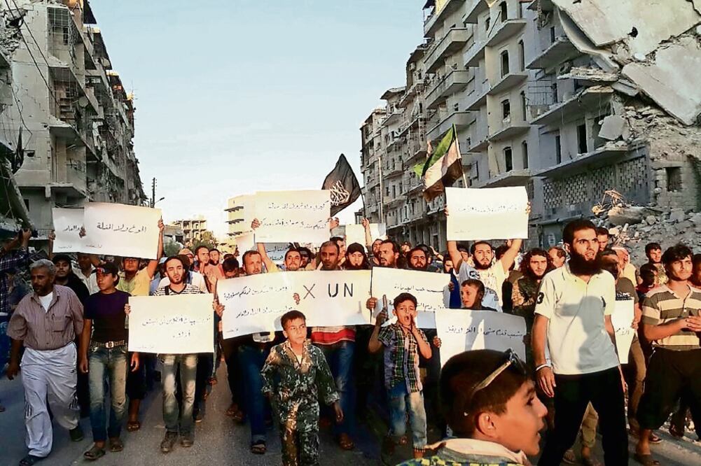 Aprovechando la tregua en Siria, un grupo de ciudadanos marchó ayer en Aleppo para protestar ante “la incapacidad de la ONU” para levantar el sitio contra la ciudad (MODAR SHEKHO. AP)
