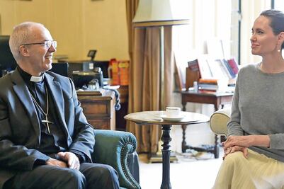 Critican a Angelina Jolie por no usar sostén