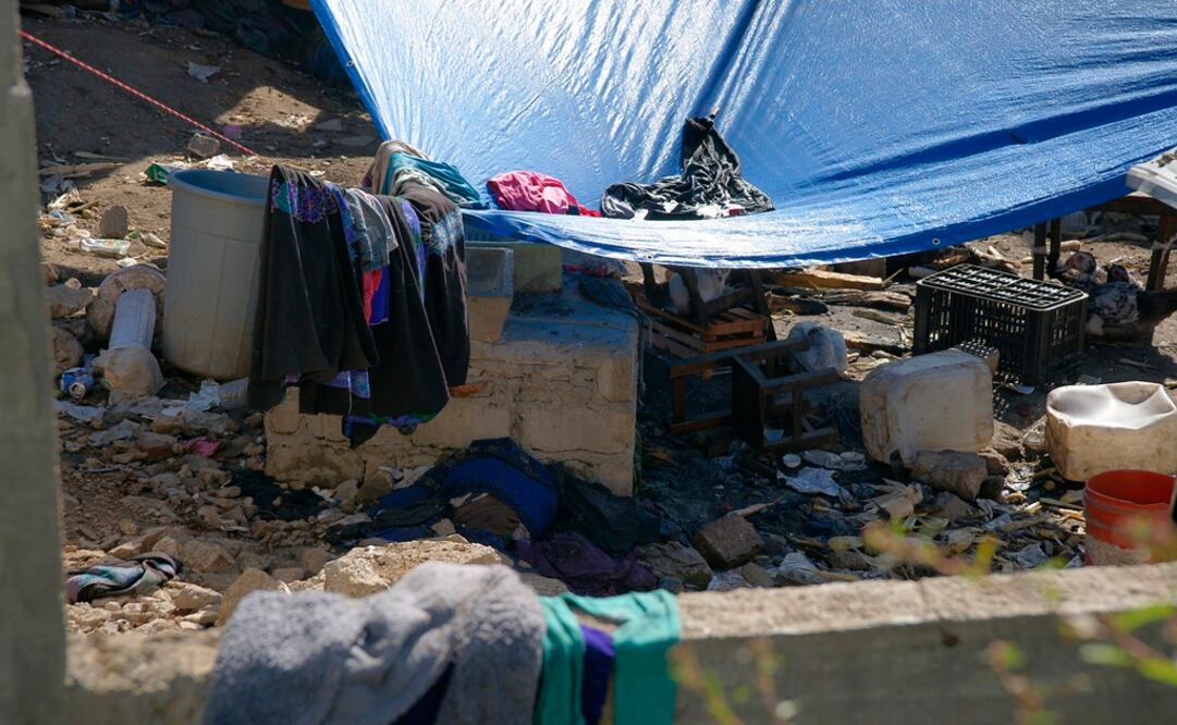 Autoridades revisaron ayer el domicilio, en Santa María Atzompa, donde estaban las víctimas para descartar que hubiera cuerpos enterrados. (FOTO: Edwin Hernández. EL UNIVERSAL)