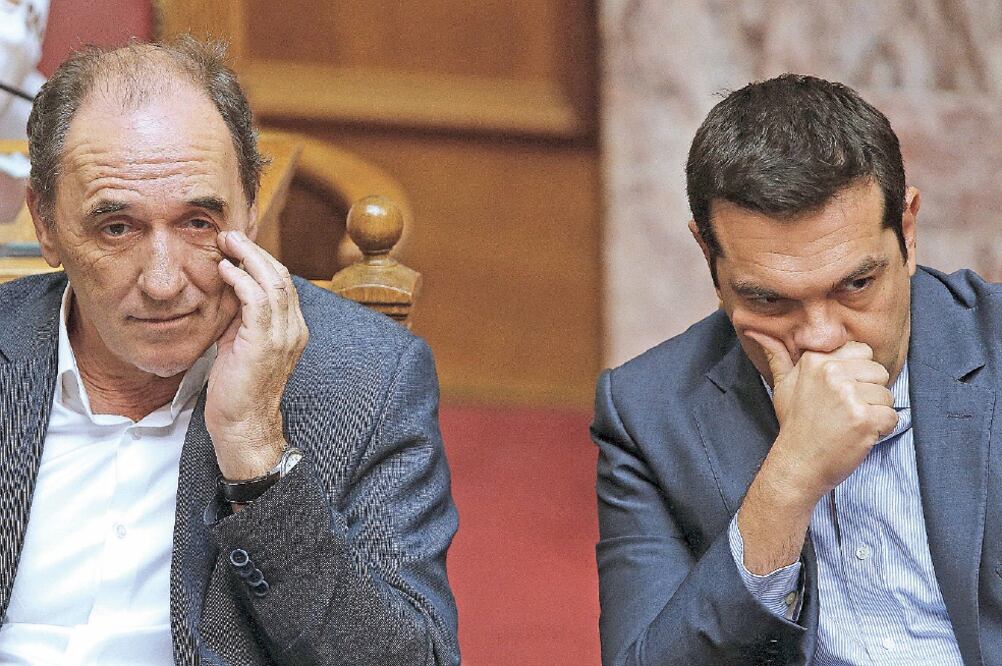 El primer ministro griego Alexis Tsipras (der.) y el ministro de Economía, George Stathakis, en la sesión parlamentaria de ayer, en Atenas (CHRISTIAN HARTMANN. REUTERS)