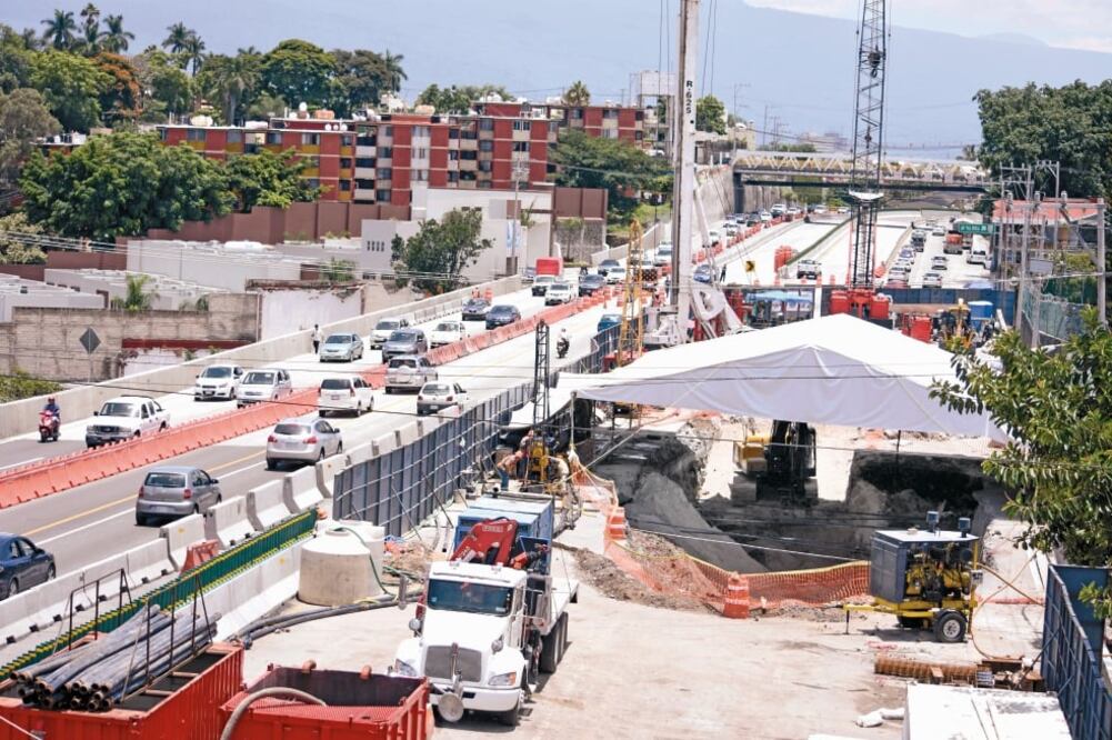 Actualmente continúan las labores de rehabilitación de la vialidad. Peritaje señala que la causa del socavón fue una tubería que se encontraba en mal estado y que fue mal atendida por autoridades. (TONY RIVERA. EL UNIVERSAL)