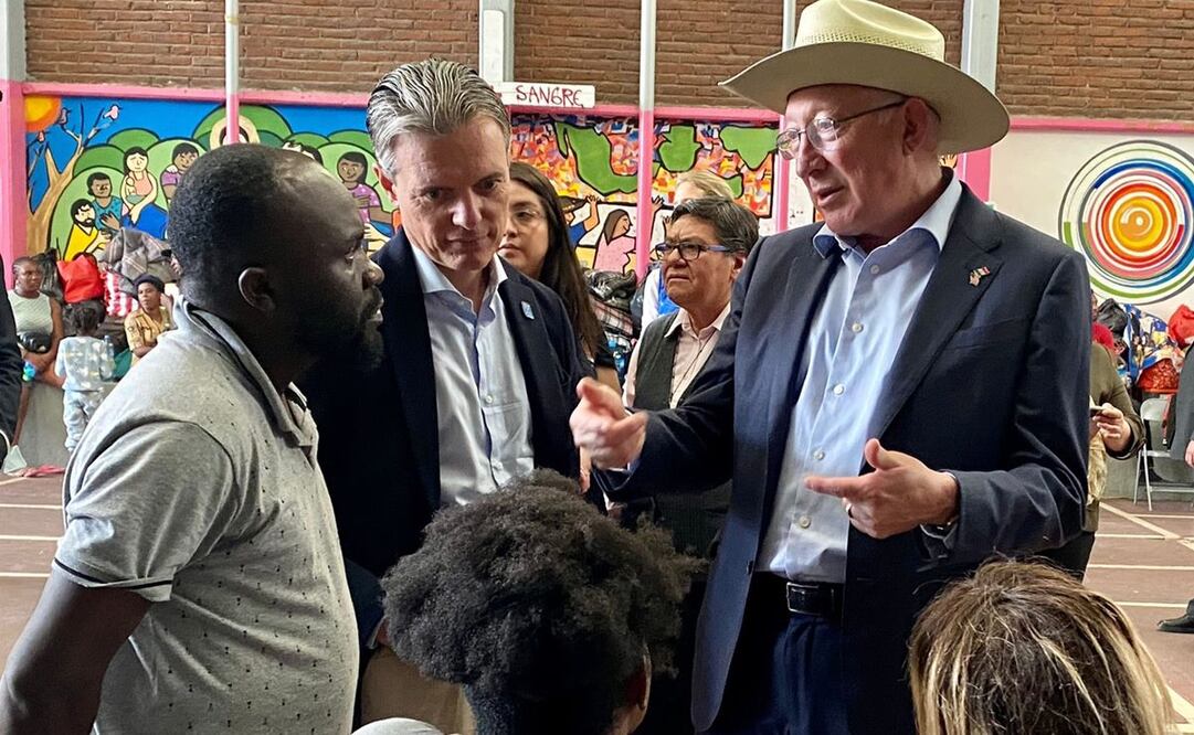 Embajador de Estados Unidos en México, Ken Salazar en refugio para migrantes. Foto: Twitter @USAmbMex