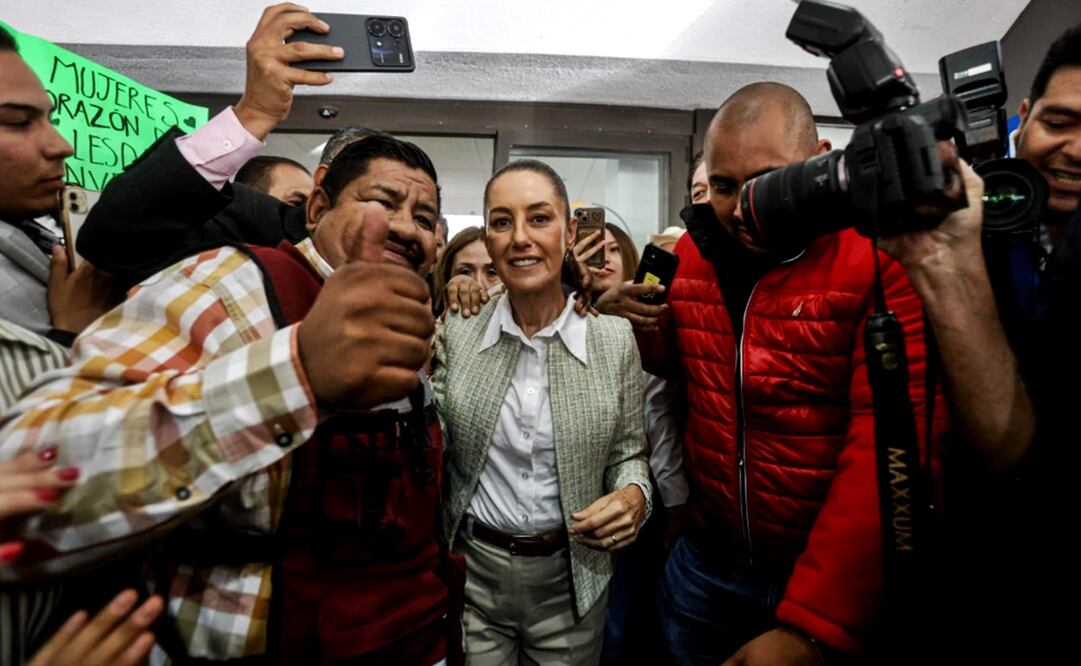 La virtual presidenta electa, Claudia Sheinbaum, fue recibida en el aeropuerto de Zacatecas por el gobernador David Monreal Ávila, y por simpatizantes. Foto: Gabriel Pano/EL UNIVERSAL