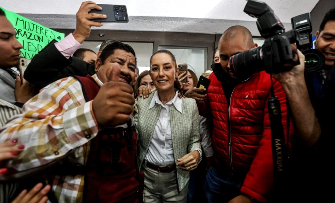 La virtual presidenta electa, Claudia Sheinbaum, fue recibida en el aeropuerto de Zacatecas por el gobernador David Monreal Ávila, y por simpatizantes. Foto: Gabriel Pano/EL UNIVERSAL