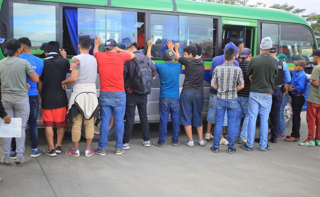 Militares y policías hondureños piden documentación a migrantes hoy en la ciudad de La Entrada (Honduras) (Foto: EFE)
