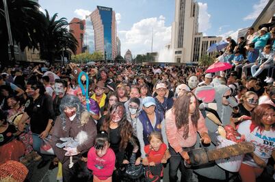Miles de zombies invaden el Zócalo