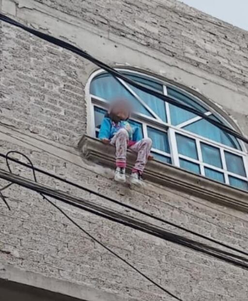 Niña intenta salvar a su gatito y queda atrapada en marquesina de un segundo piso en Neza