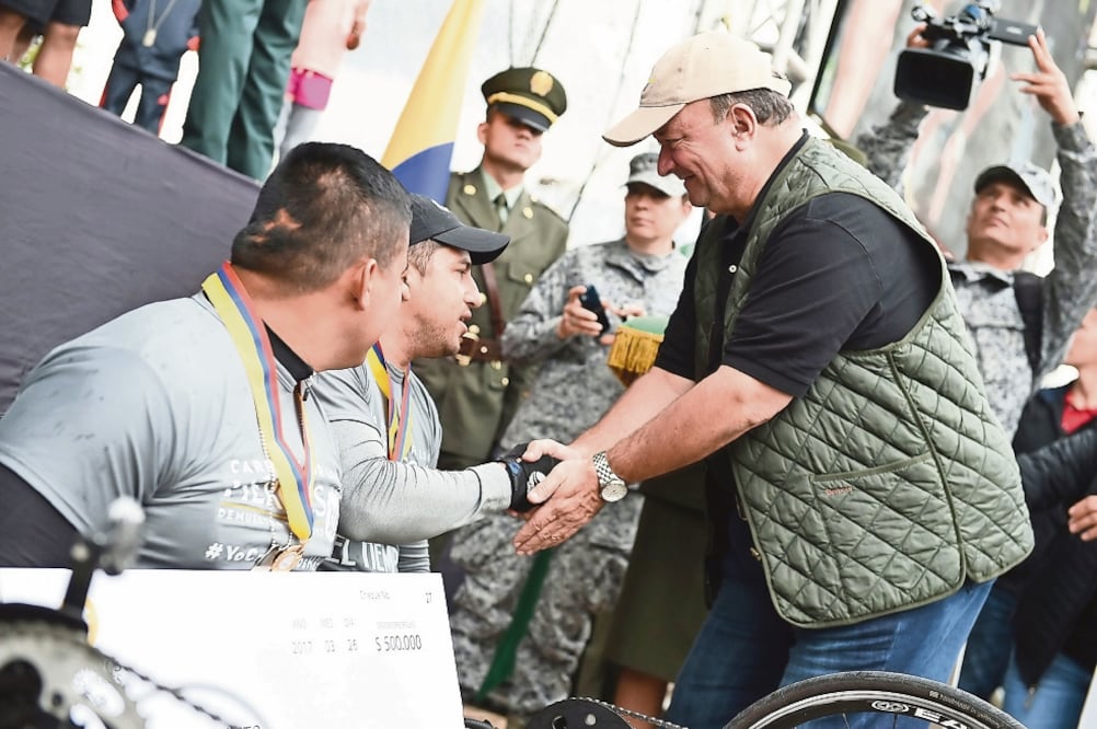 El ministro de Defensa, Luis Carlos Villegas (derecha), estrecha la mano de un ganador después de la “Carrera de los Héroes” en Bogotá (MAURICIO ORJUELA. XINHUA)