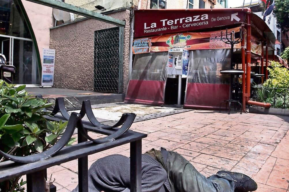 Durante un recorrido se detectó a hombres en situación de calle dormidos junto a las jardineras o cerca de establecimientos (JUAN CARLOS REYES. EL UNIVERSAL)