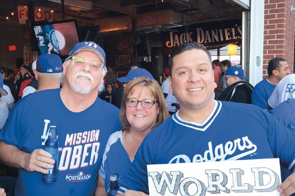 Sergio Ramos y los padres de Justin Turner, tercera base de LA. (CORTESÍA SERGIO RAMOS)