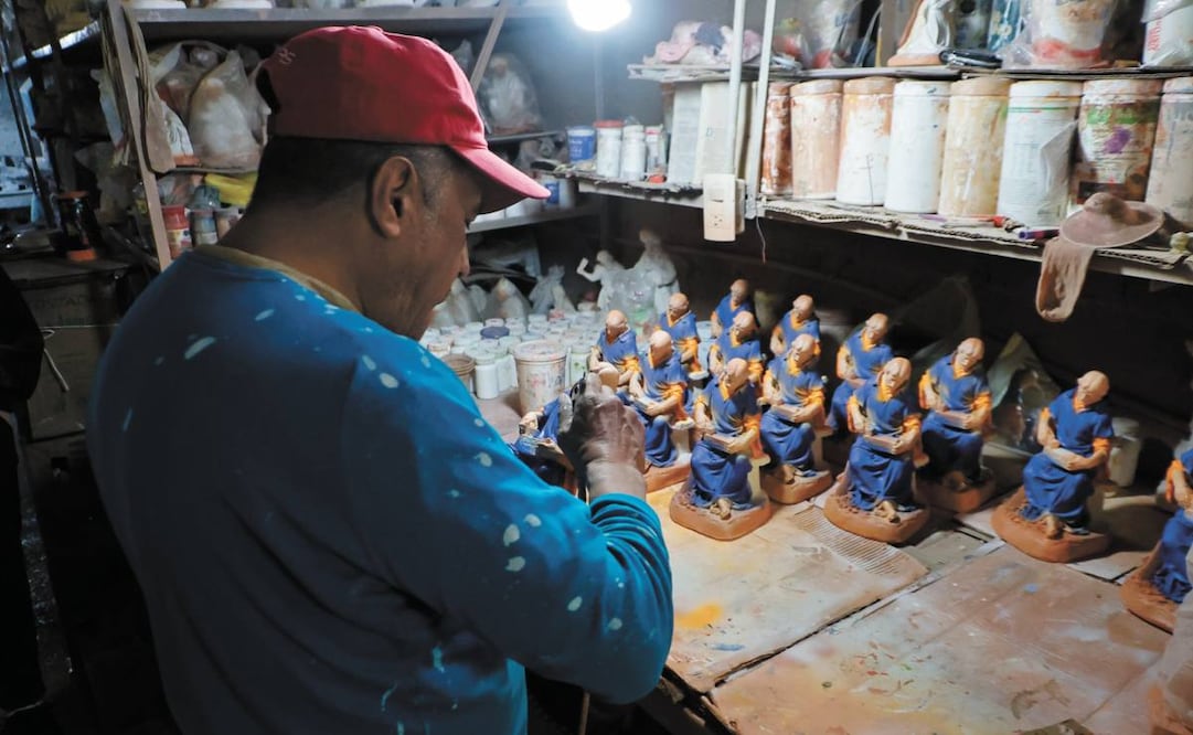 Taller artesanal de decoraciones navideñas se prepara para la venta de temporada. Fernanda Zamora / EL UNIVERSAL