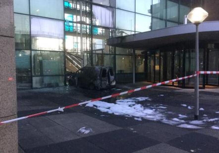 Camioneta embiste oficinas del periódico holandés De Telegraaf; no hay víctimas