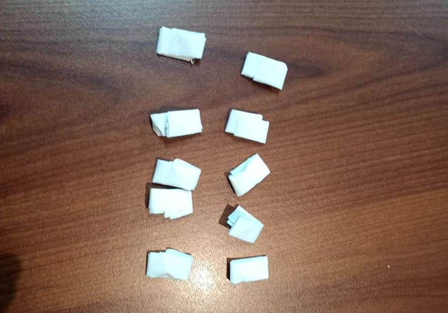 Durante la inspección al vehículo, policías encontraron envoltorios con características similares a una sustancia ilícita. Foto: Especial