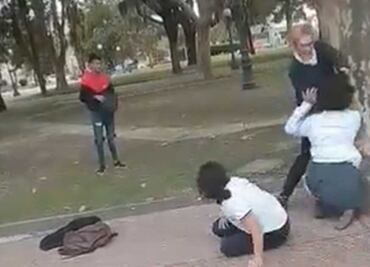 VIDEO. Mujer separa a cachetadas a dos estudiantes que estaban peleando en un parque