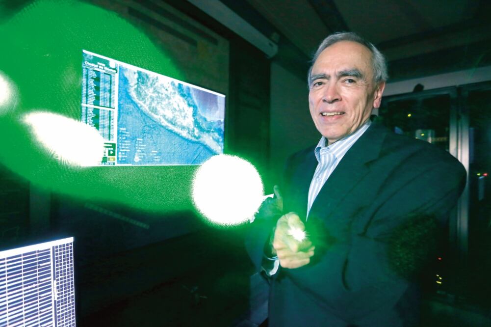 El director del CIRES, Juan Manuel Espinosa, explicó que actualmente hay 100 sensores de movimientos telúricos instalados en varios estados del país y se planea colocar más en Chiapas, Veracruz y Tabasco. (BERENICE FREGOSO. EL UNIVERSAL)