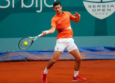 Novak Djokovic remonta, pero aún está lejos de su máximo nivel